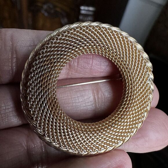 Vintage Kramer Of New York Signed 1.75"‎ Gold Tone Mesh Metal Circle Pin Brooch - Picture 2 of 7